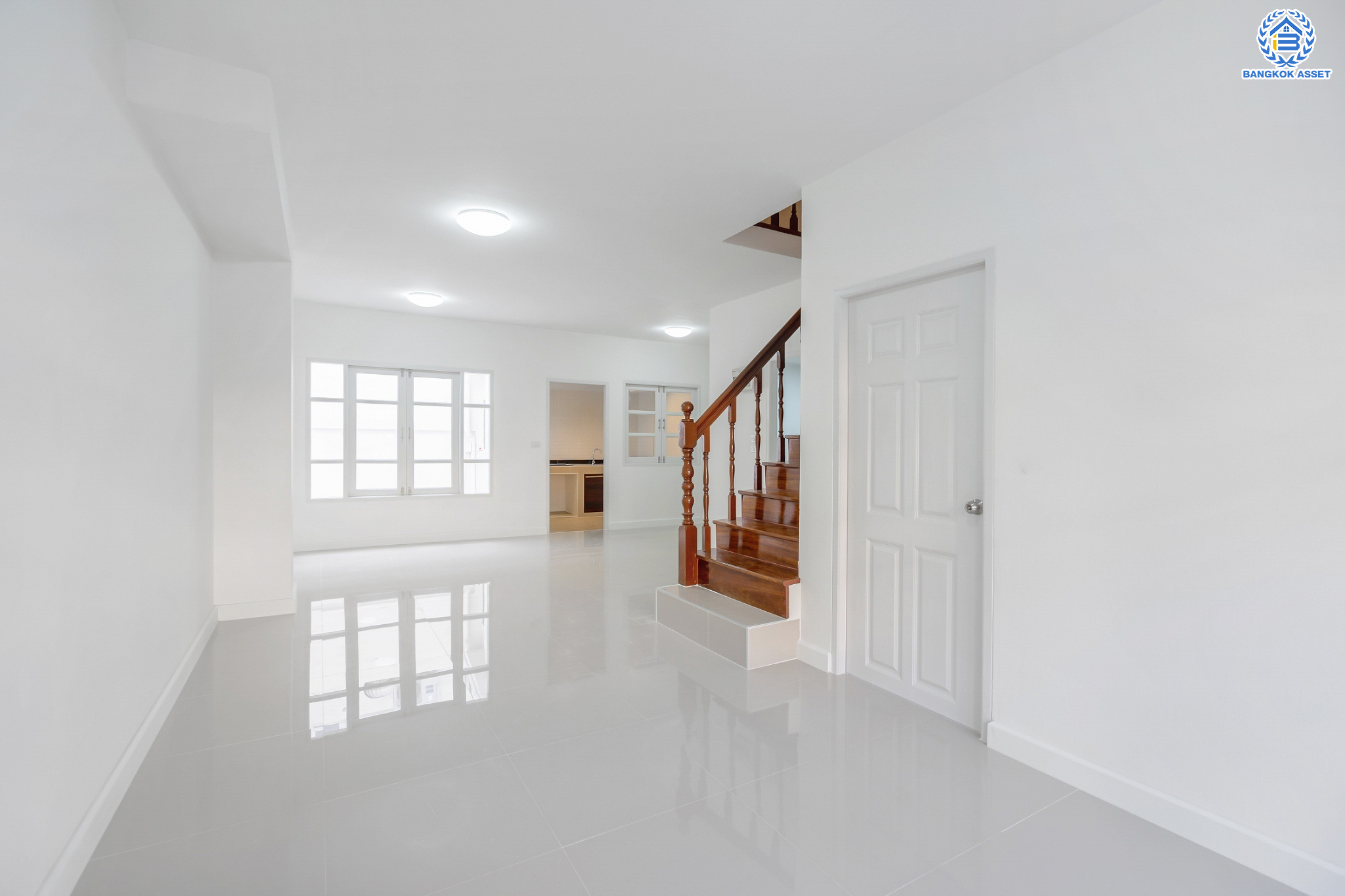 บ้านมือสองตกแต่งใหม่ ม.รติรมย์ 3 สวนผัก บ้านดีไซน์สวยพร้อมอยู่ เนื้อที่ 21 ตร.ว. ฟังก์ชัน 3 ห้องนอน 2 ห้องน้ำ 1 ที่จอดรถ บนทำเลศักยภาพ เชื่อมต่อหลายเส้นทางหลัก ใกล้ทางด่วน "ศรีรัช" รถไฟฟ้าสายสีแดง "สถานีตลิ่งชัน"และแหล่ง Community Mall ชั้นนำมากมาย